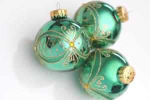 green_christmas_balls